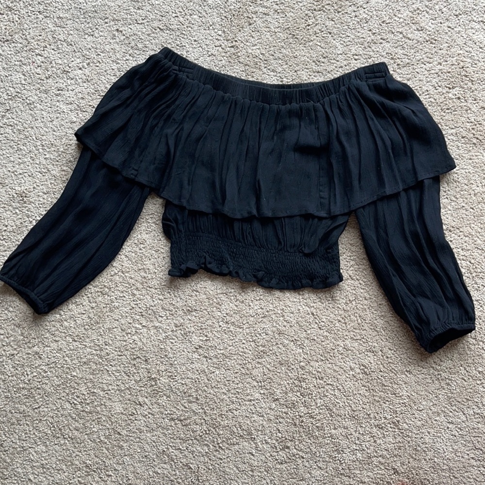Off the shoulder cropped sleeved top